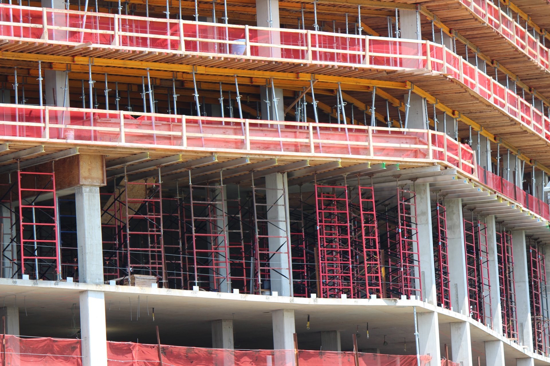 Post shores and frame shoring active on several floors at once