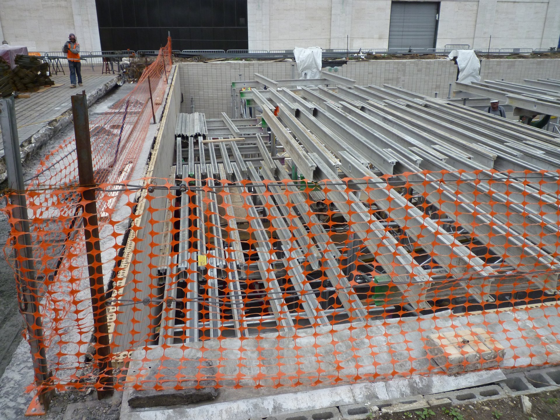 Aluminum stringers spanning the temporary deck structure