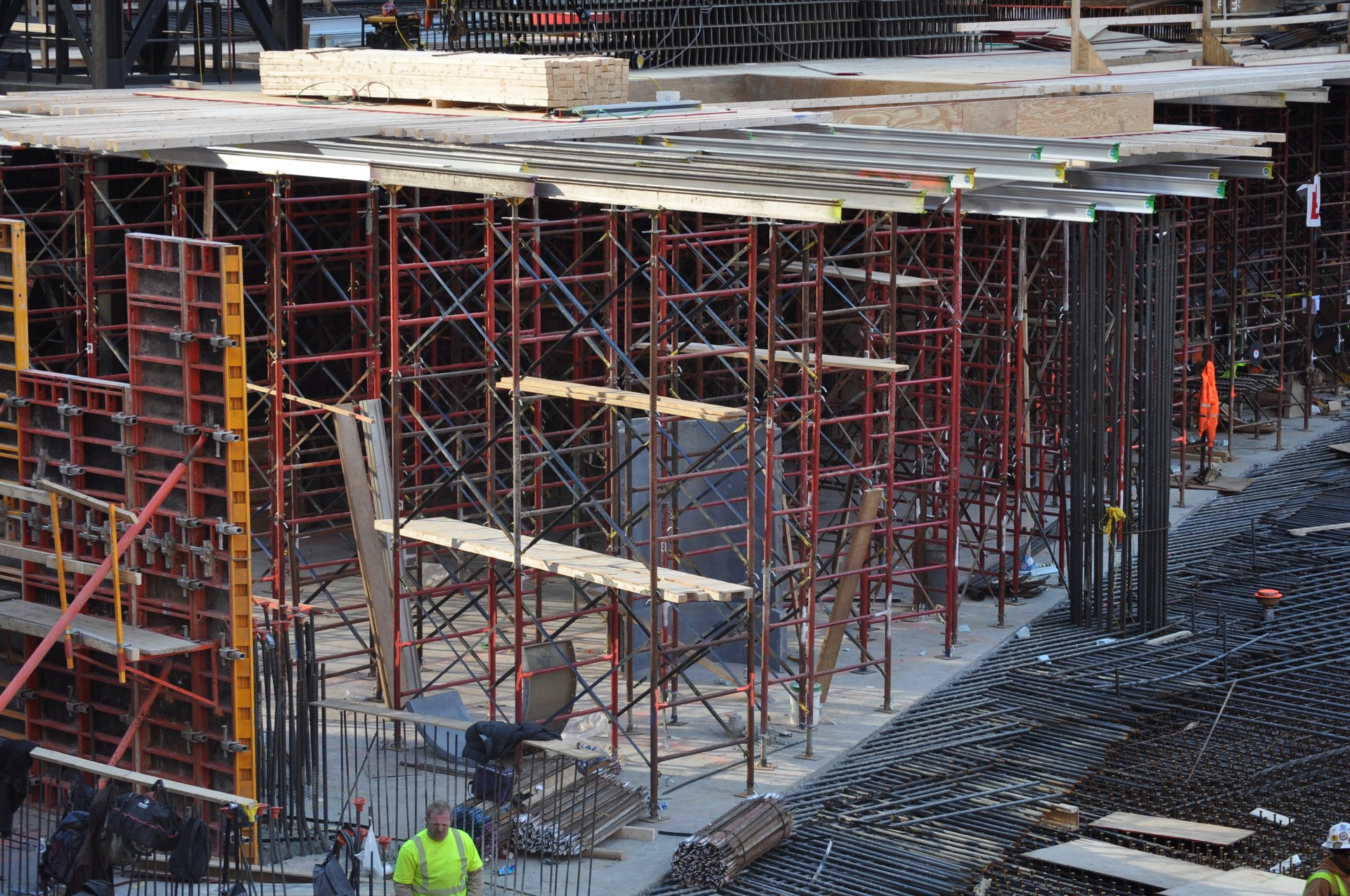 Shoring towers and formwork at the deck edge